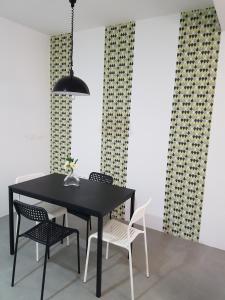 明德卢Casa Io - Djeu的一间用餐室,配有黑色的桌子和椅子