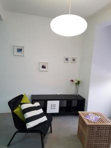 明德卢Casa Io - Djeu的客厅配有黑椅子和桌子