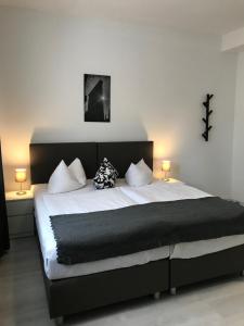 科隆自由科隆酒店的一间卧室配有一张大床和两盏灯
