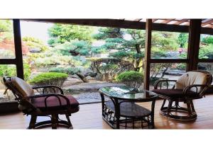 熊野市Kumano - House / Vacation STAY 9764的一个带桌椅的庭院,并享有花园美景