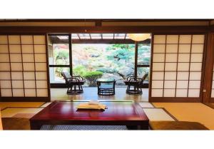 熊野市Kumano - House / Vacation STAY 9764的客房设有桌椅和窗户。