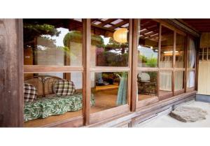 熊野市Kumano - House / Vacation STAY 9764的房屋的窗户,里面设有长凳