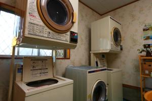 德之岛Pension Kongo Baru的洗衣房配有洗衣机和微波炉