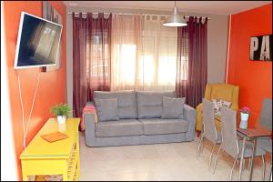 塔里法Apartamento Del Rio的客厅配有沙发和桌子