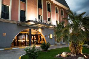 阿尔甘达·德尔·雷伊塞尔科蒂尔AB阿尔甘达酒店的一座建筑前有棕榈树的酒店