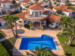 迈阿密普拉特亚ARENDA Miami Playa Villa Lidia的享有带游泳池的房屋的空中景致