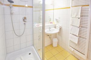 松托芬Berghotel Sonnenklause的带淋浴、盥洗盆和卫生间的浴室