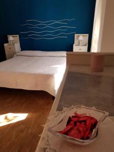 Caronia MarinaDimora Damare的一间卧室设有一张床和蓝色的墙壁