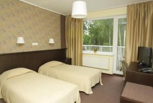 奥泰佩普哈雅夫Spa度假酒店的酒店客房设有两张床和一个阳台。