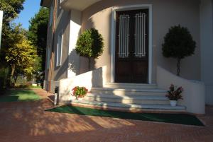 圣阿尔坎杰洛-迪罗马涅B&B Romeo的一座带楼梯的房子和鲜花的门
