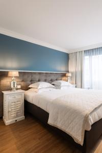 奥斯坦德Hotel Cocoon的一间卧室设有一张蓝色墙壁的大床