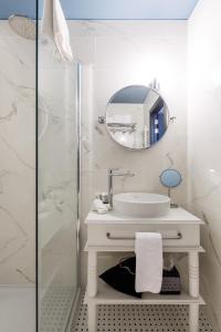 奥斯坦德Hotel Cocoon的白色的浴室设有水槽和镜子
