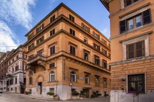 罗马Al Manthia Hotel - Gruppo Trevi Hotels的街道边的大砖砌建筑