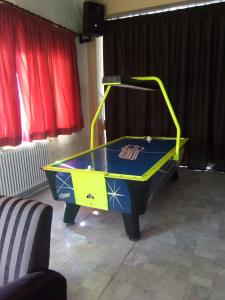 卜舍里Palace Hotel的一张蓝色和黄色的乒乓球桌