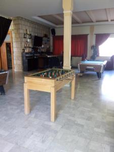 卜舍里Palace Hotel的客厅配有一张桌子和棋盘