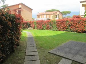 钦克亚勒Il Palco residence的房屋前带走道的花园