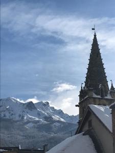 巴斯洛内特Chez LIZON的教堂陡峭的雪地背景