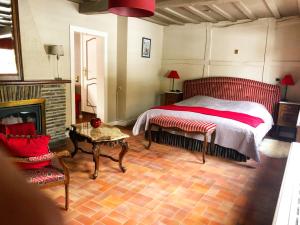 马尔梅迪Hostellerie de la Chapelle的一间卧室配有一张床和一个壁炉