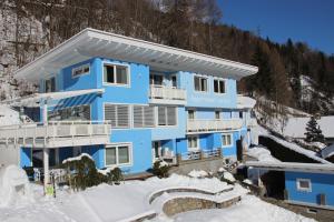 弗拉塔赫Appartementhaus Lercher的雪中的蓝色建筑