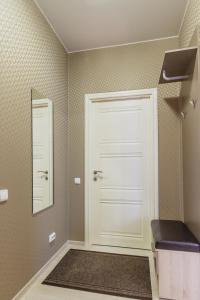 沃洛格达Guest house Sosedi的浴室设有白色门和镜子