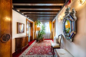 威尼斯Hotel Scandinavia - Relais的走廊上设有红色地毯的客厅
