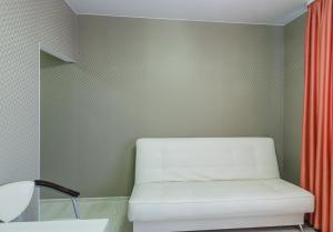 沃洛格达Guest house Sosedi的一间位于角落的带床和窗帘的房间