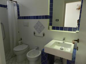 塔维亚诺Casa a Corte nel centro storico的浴室配有白色卫生间和盥洗盆。