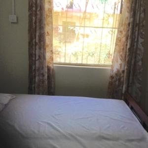 比纳里姆J & B Holiday Homes的一间卧室设有一张床和一个美景窗户。