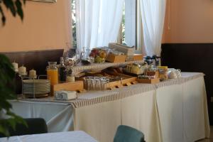 Lentate sul SevesoAlbergo Nardini的一张桌子,上面有自助餐