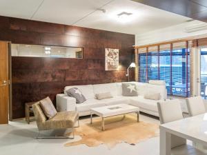 塔库沃里Holiday Home Tahko spa suites orange a 4- price inclu by Interhome的客厅配有白色的沙发和椅子