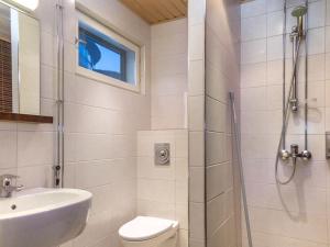 塔库沃里Holiday Home Tahko spa suites orange a 4- price inclu by Interhome的带淋浴、卫生间和盥洗盆的浴室