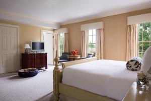 Southport德勒马南港酒店的一间卧室配有一张大床和电视