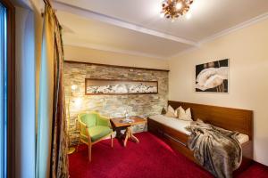 伊施格尔阿尔维塔皮兹塔斯那酒店的卧室配有1张床、1张桌子和1把椅子