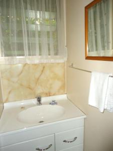 蒂阿瓦穆图公园汽车旅馆的白色的浴室设有水槽和窗户。