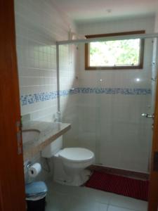 布希奥斯Maison Oceanic的一间带卫生间、水槽和窗户的浴室