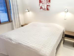 塔库沃里Holiday Home Tahko spa suites orange a 4- price inclu by Interhome的白色卧室内的一张白色床,设有窗户