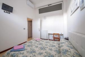 博洛尼亚Bologna Città Turrita Rooms的一间卧室配有一张床和一台电视。