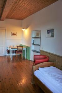 HofWerkhof Bistrica的卧室配有一张床和一张桌子及椅子