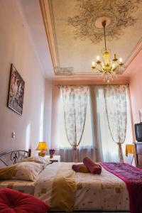 利沃夫Vintage Apartment 2 rooms with Balcony的一间卧室配有两张床和吊灯。