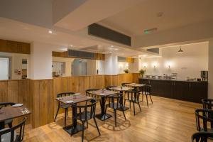 伦敦鹈鹕伦敦公寓酒店的一间带桌子的用餐室和一间酒吧