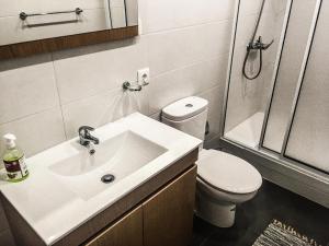英雄港Canos Verdes Apartment II的一间带水槽、卫生间和淋浴的浴室