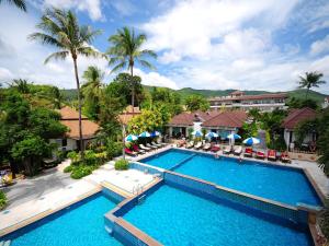查汶Chaweng Cove Beach Resort的享有度假村游泳池的空中景致
