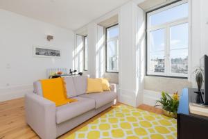 波尔图Colorful Stunning Sunlit Flat by Host Wise的客厅配有沙发和窗户。