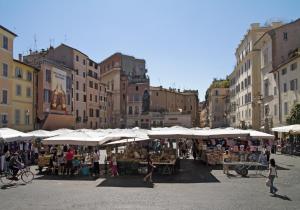 罗马Farnese House in Rome的城市的市场,有白色的伞