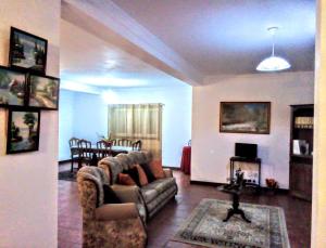拜昂Casa Vale do Rio Ovil的带沙发的客厅和用餐室