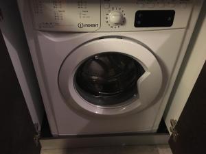 波亚纳布拉索夫Silver Mountain G1 15的客房内提供白色洗衣机。