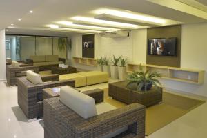康德Tabatinga Residence Service - Flat 02的带沙发、椅子和电视的客厅