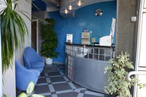 克拉古耶瓦茨泽那瓦酒店的一间设有蓝色柜台和植物的等候室