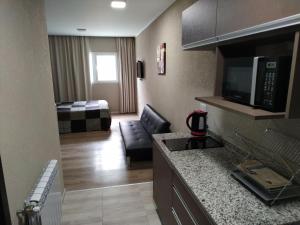 内科切阿Departamento Casa del Parque的酒店客房设有厨房和客厅。
