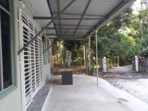 Kampong MerbokDZe Homestay Singkir Genting的遮篷房子的空门廊